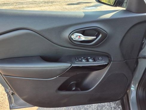 Used 2023 Jeep Cherokee Altitude Lux image 40