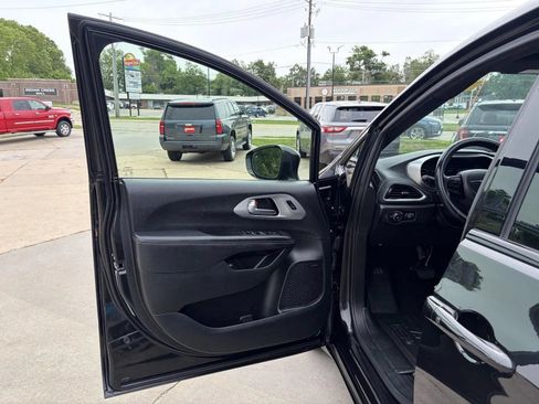 Used 2019 Chrysler Pacifica Limited w/ Advanced Safetytec Group FWD image 10