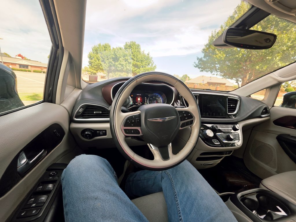 Used 2020 Chrysler Pacifica Limited FWD image 37