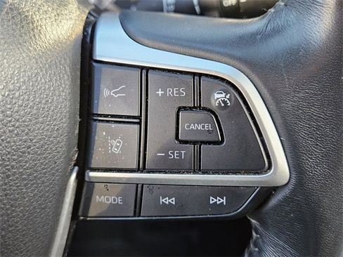 Used 2023 Toyota Highlander LE image 21