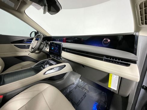 Used 2025 Lincoln Nautilus Premier image 19