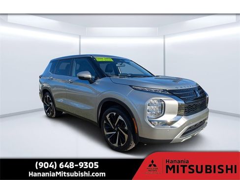 Used 2023 Mitsubishi Outlander SE image 1