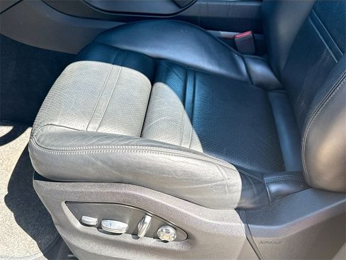 Used 2019 Porsche Cayenne w/ Premium Package image 21