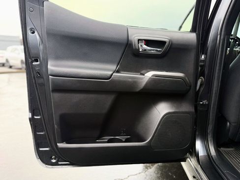 Used 2022 Toyota Tacoma TRD Sport image 13