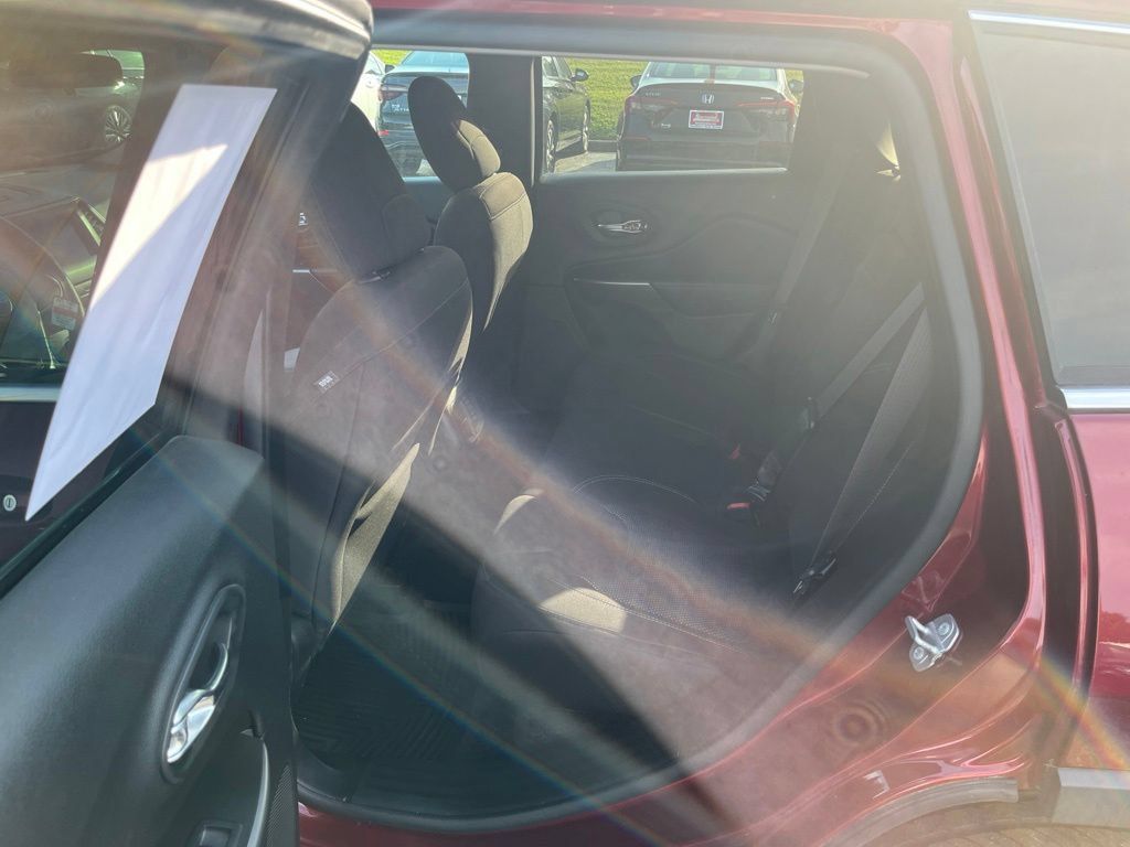 Used 2019 Jeep Cherokee Latitude w/ Popular Appearance Group FWD image 43