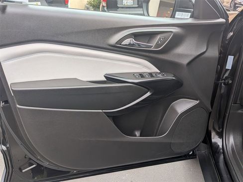 Used 2025 Chevrolet Trax LT w/ LT Convenience Package image 11