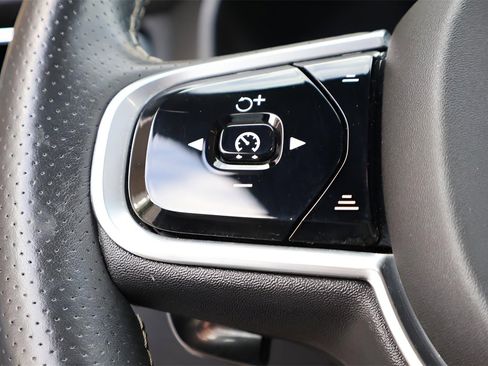 Used 2018 Volvo XC60 T8 R-Design w/ Vision Package image 23