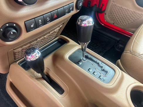 Used 2015 Jeep Wrangler Unlimited Sahara w/ Connectivity Group AWD/4WD image 21