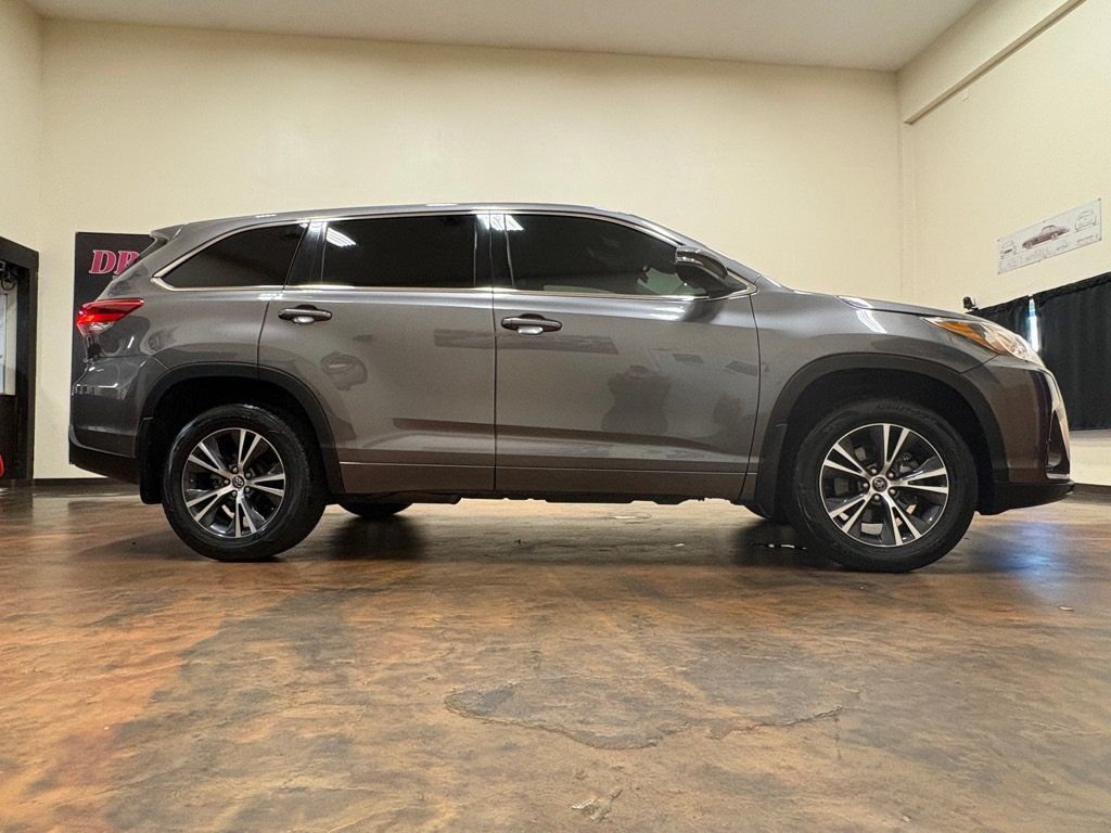 Used 2018 Toyota Highlander LE AWD/4WD image 11