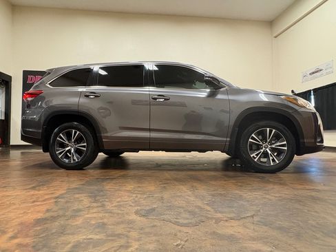 Used 2018 Toyota Highlander LE AWD/4WD image 11