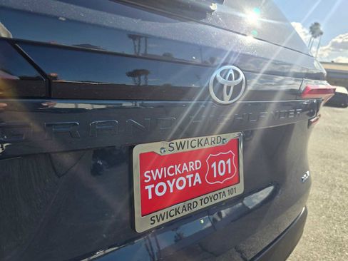 Used 2025 Toyota Grand Highlander AWD image 17