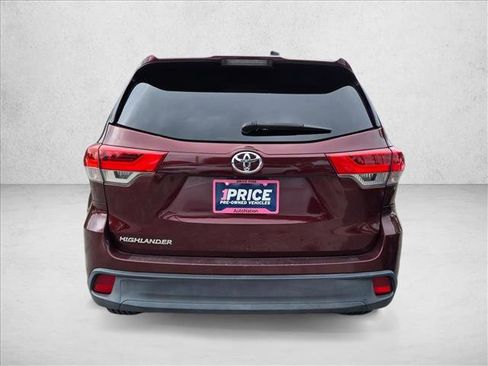 Used 2017 Toyota Highlander LE image 6