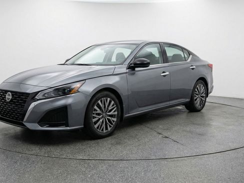 Used 2025 Nissan Altima 2.5 SV image 3
