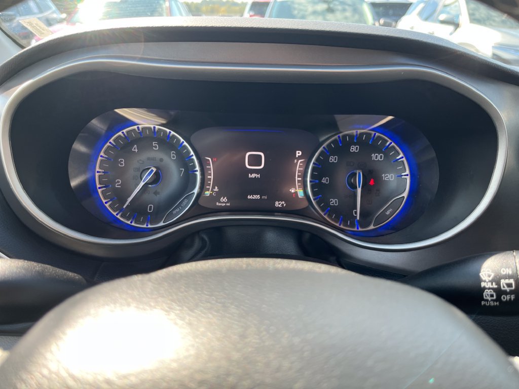 Used 2024 Chrysler Pacifica Touring-L FWD image 15