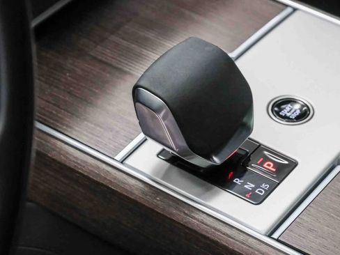 Used 2025 Land Rover Range Rover Long Wheelbase Autobiography image 17