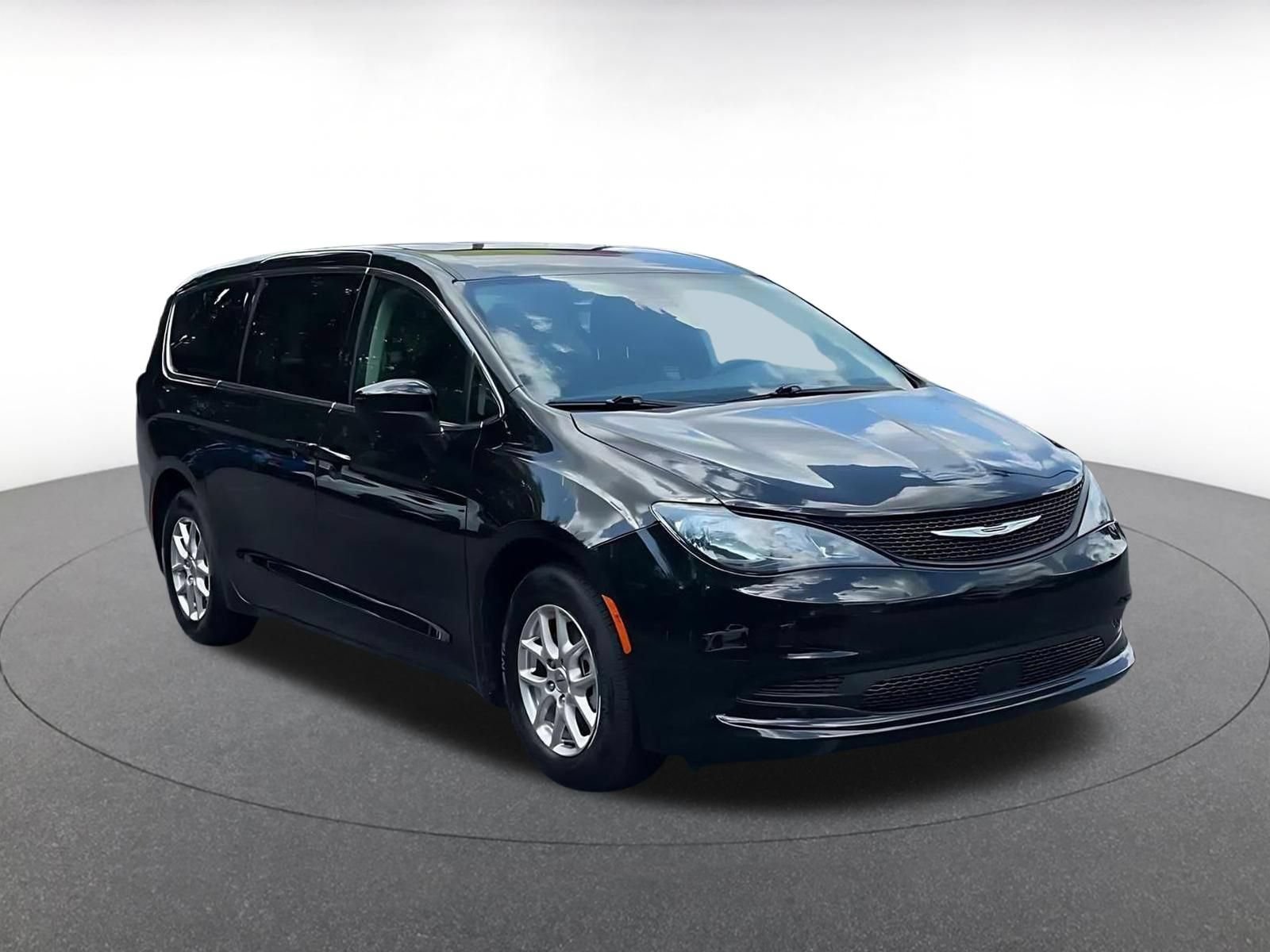 Used 2024 Chrysler Voyager LX FWD image 3