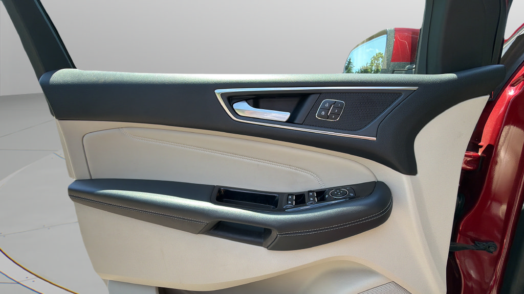 Used 2018 Ford Edge Titanium w/ Equipment Group 301A AWD/4WD image 26