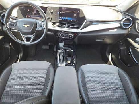 Used 2025 Chevrolet Trax LT w/ LT Convenience Package FWD image 19