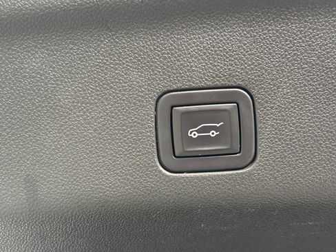 Used 2024 GMC Yukon Denali w/ Denali Reserve Package image 11