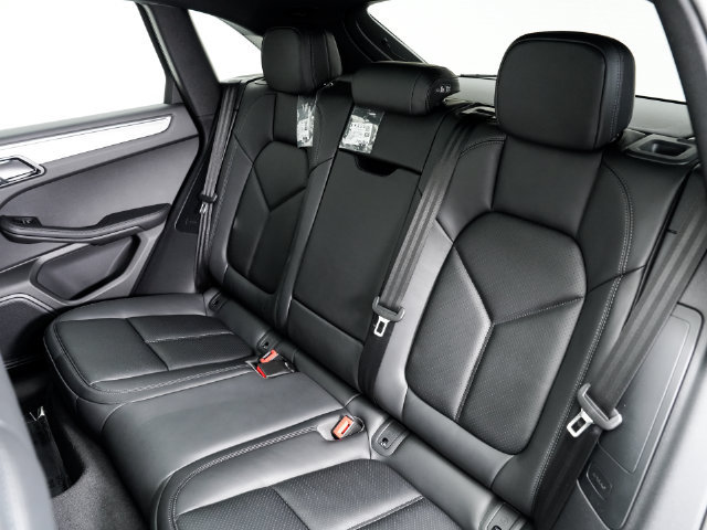 Certified 2026 Porsche Macan AWD/4WD image 27