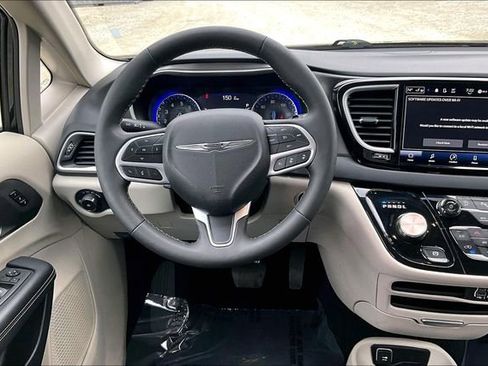 Used 2024 Chrysler Pacifica Touring-L image 5