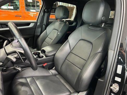 Used 2025 Porsche Cayenne AWD/4WD image 31