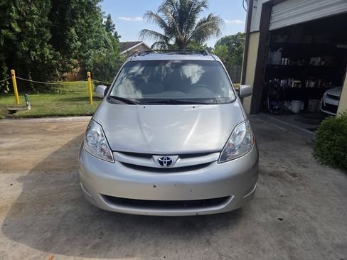 Used 2010 Toyota Sienna XLE Limited FWD image 2