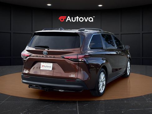 Used 2021 Toyota Sienna XLE FWD image 5