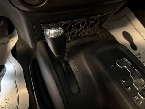 Used 2015 Jeep Wrangler Unlimited Rubicon AWD/4WD image 15
