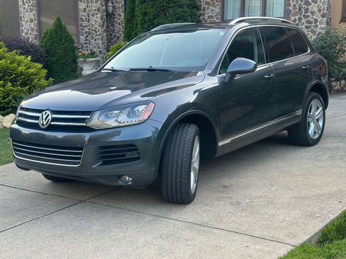 Used 2013 Volkswagen Touareg Executive AWD/4WD image 2