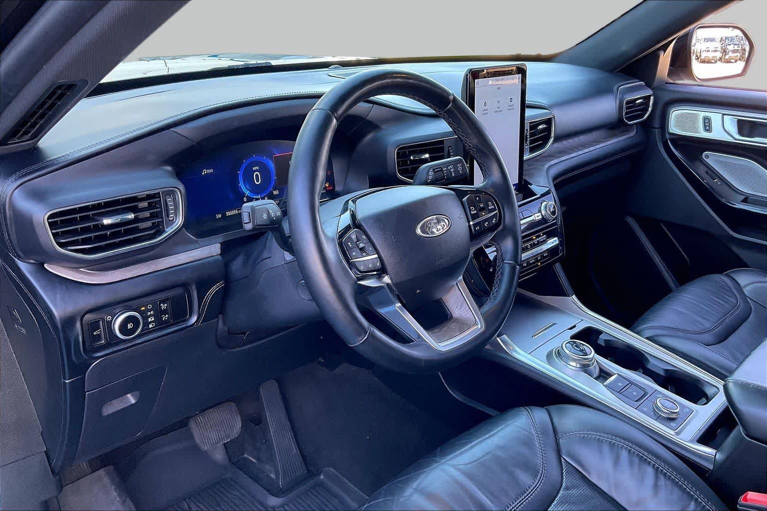 Used 2023 Ford Explorer Platinum w/ Technology Package AWD/4WD image 18