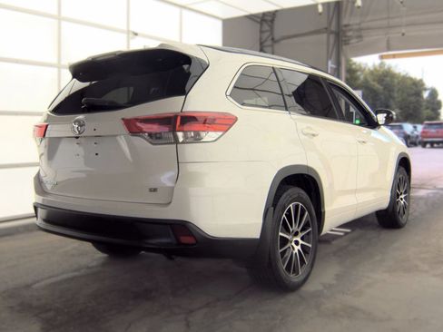 Used 2018 Toyota Highlander SE AWD/4WD image 4