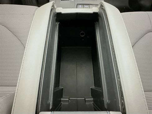 Used 2022 Toyota Highlander LE image 19