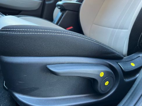 Certified 2025 Hyundai Venue SEL image 15