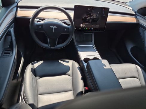 Used 2024 Tesla Model Y Long Range AWD/4WD image 31