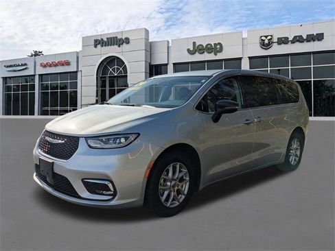 Certified 2024 Chrysler Pacifica Touring-L image 7