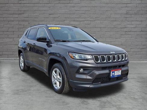 Used 2023 Jeep Compass Latitude AWD/4WD image 2