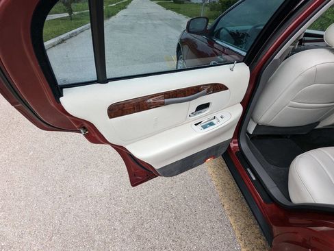 Used 1998 Lincoln Town Car Executive image 14