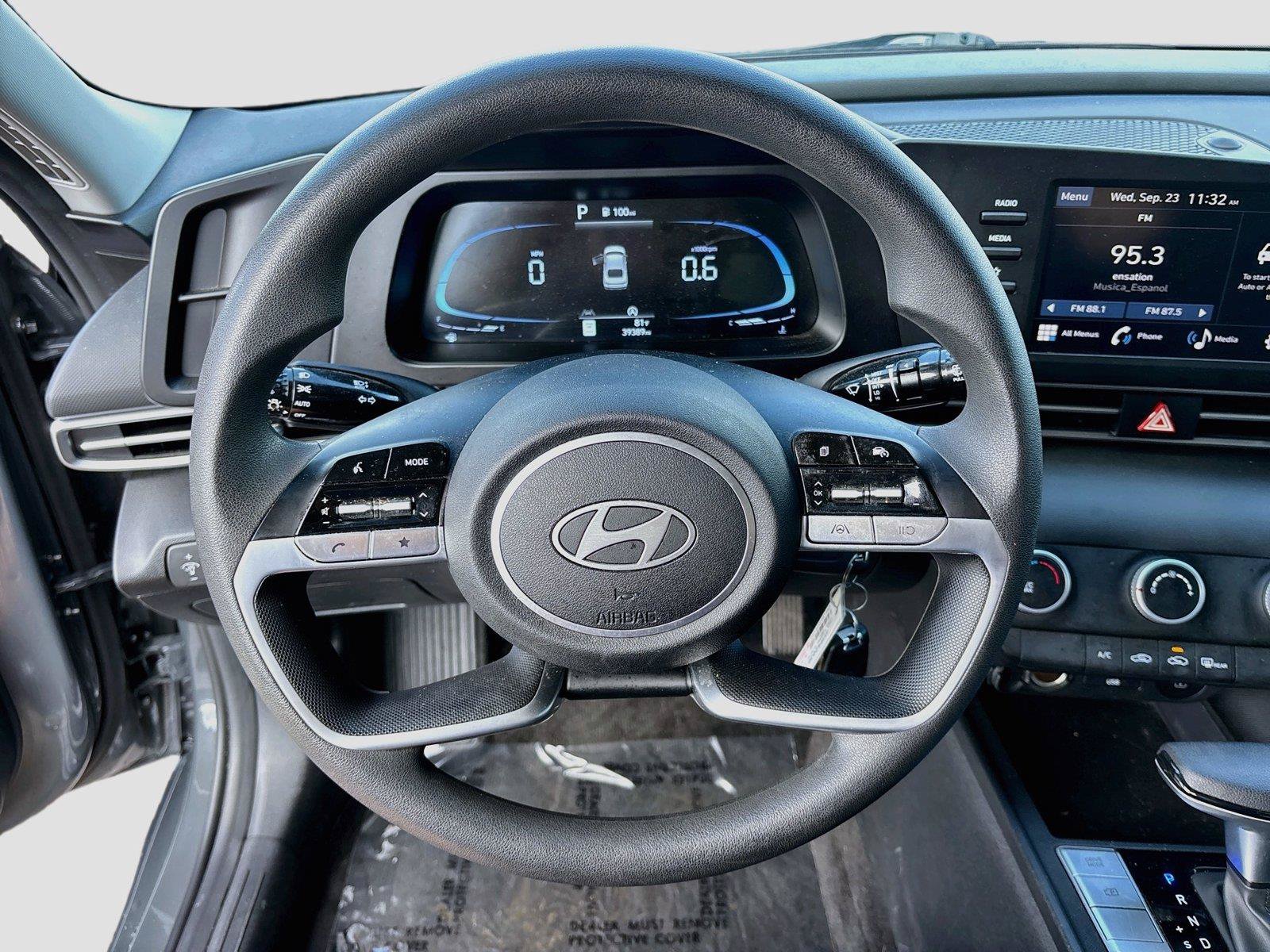 Used 2025 Hyundai Elantra SE FWD image 11