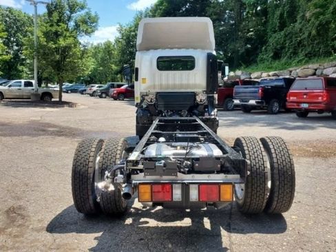 New 2025 Chevrolet Low Cab Forward image 4