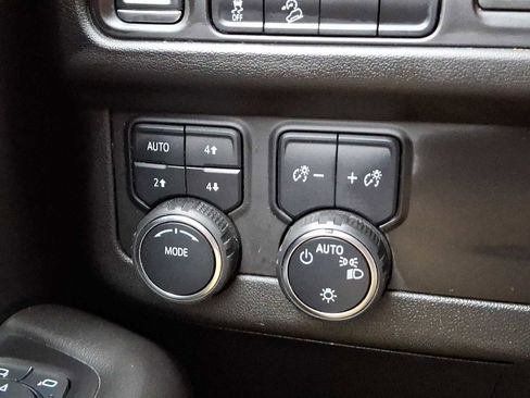 Used 2024 Chevrolet Suburban Premier image 24