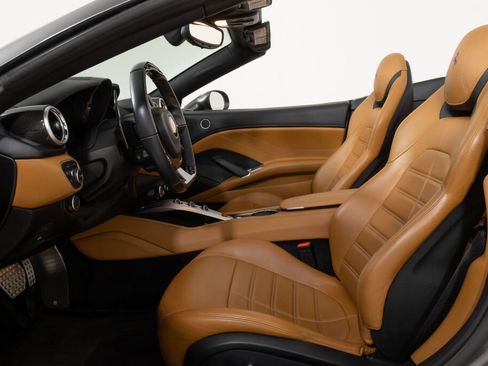 Used 2016 Ferrari California T RWD image 30