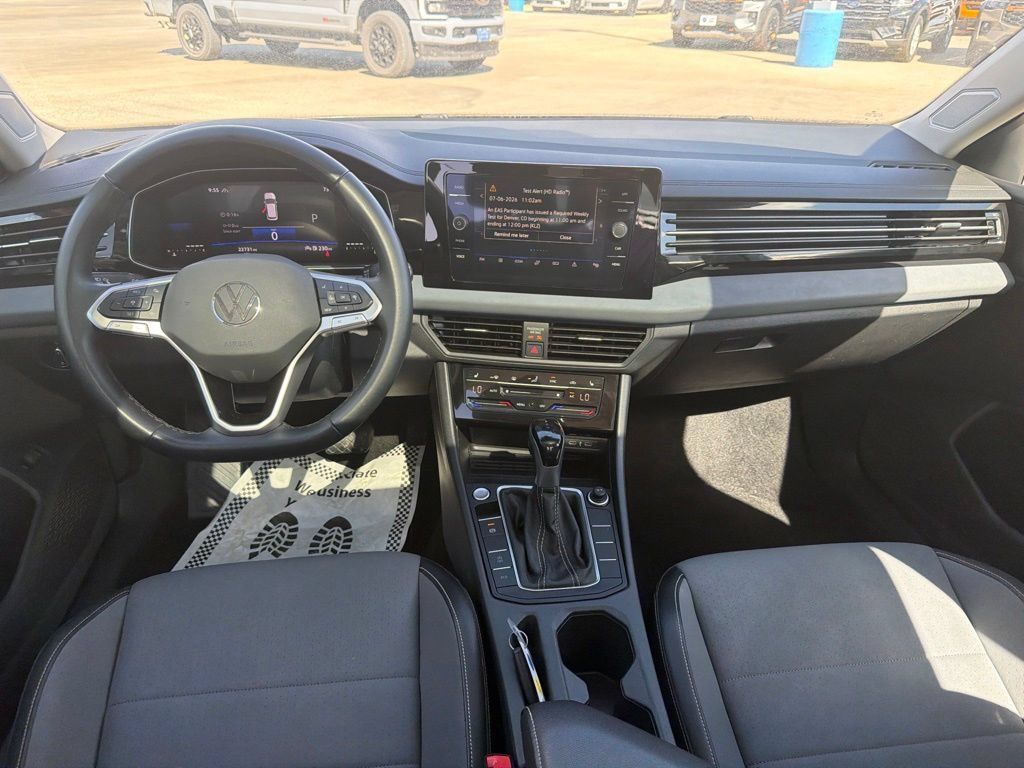 Used 2025 Volkswagen Jetta SE FWD image 13
