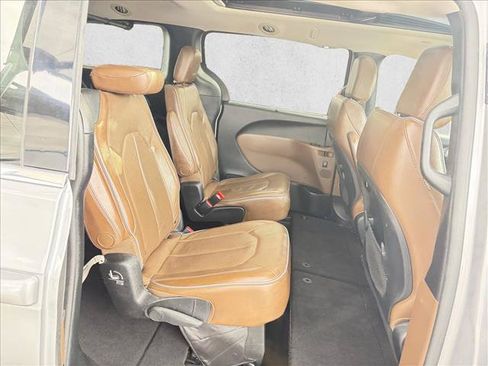 Used 2018 Chrysler Pacifica Limited FWD image 15