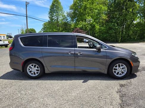 Used 2023 Chrysler Pacifica Touring-L FWD image 9