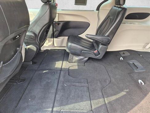 Used 2023 Chrysler Pacifica Touring-L FWD image 17