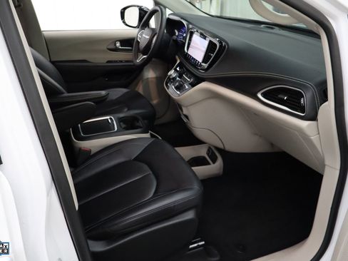Used 2024 Chrysler Pacifica Select image 27