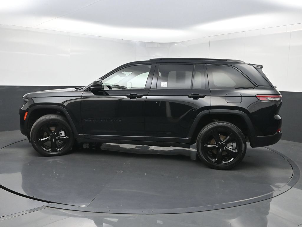 Used 2023 Jeep Grand Cherokee Limited w/ Black Appearance Package AWD/4WD image 45