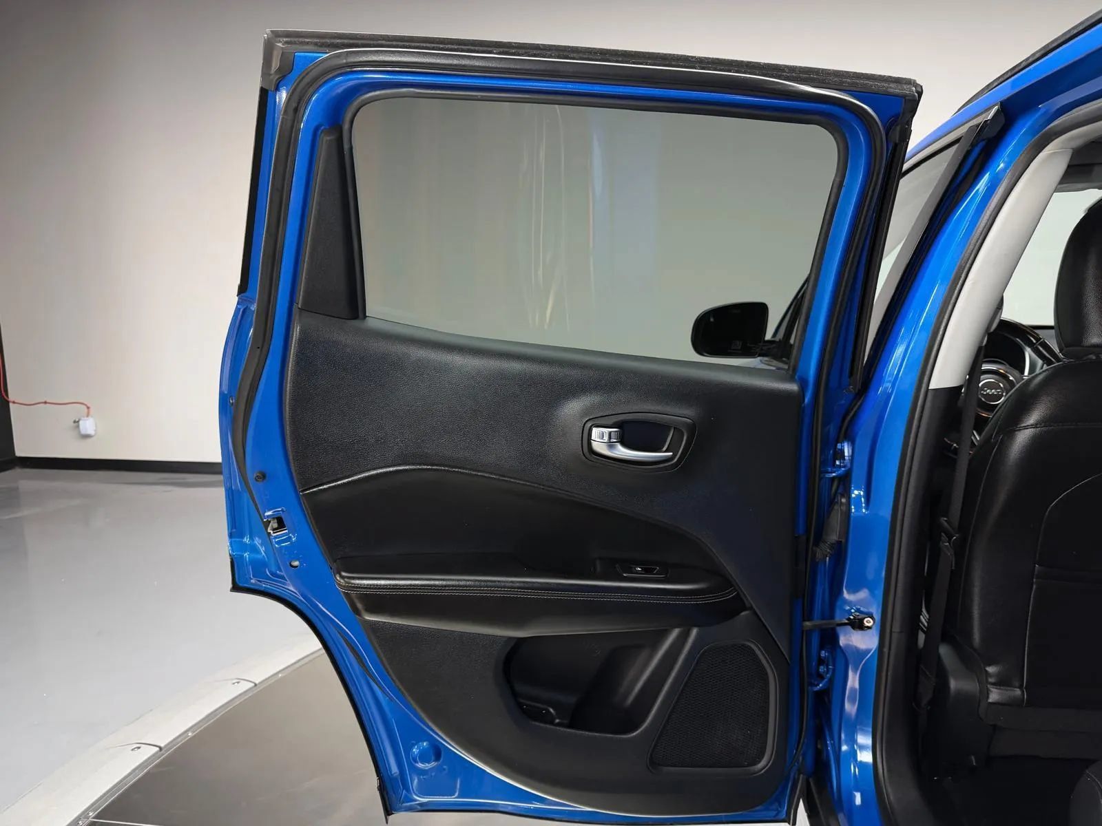 Used 2020 Jeep Compass Latitude FWD image 15