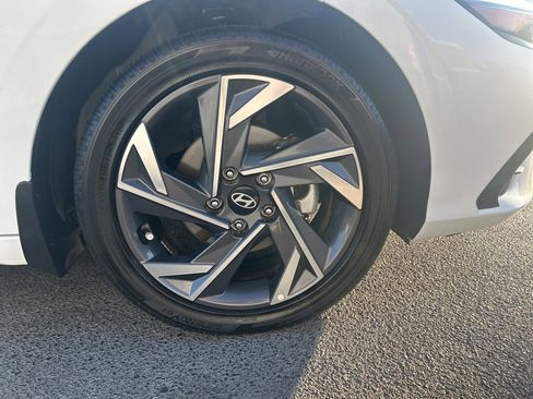 Used 2025 Hyundai Elantra Limited image 10